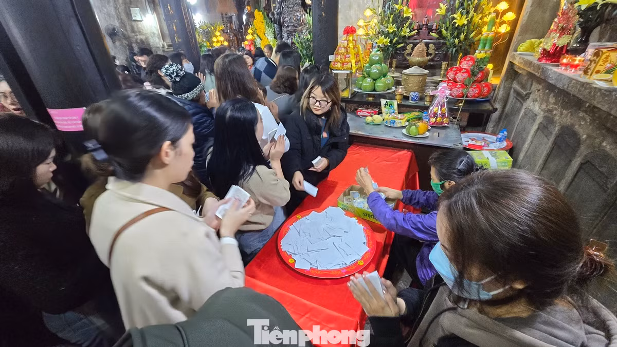 Nhiều người tranh thủ bốc quẻ, xem sao để xem trong năm Ất Tỵ.