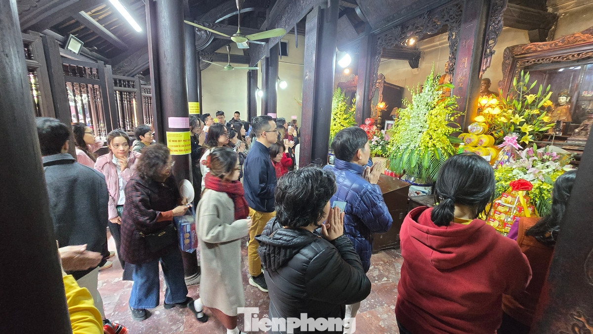 Ngày mùng 3 Tết, chùa Phúc Khánh trở thành điểm đến tâm linh hấp dẫn của người dân. Người dân đến chùa để lễ Phật, cầu nguyện và thể hiện lòng thành kính của mình.