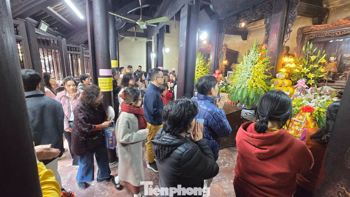 Ngày mùng 3 Tết, chùa Phúc Khánh trở thành điểm đến tâm linh hấp dẫn của người dân. Người dân đến chùa để lễ Phật, cầu nguyện và thể hiện lòng thành kính của mình.