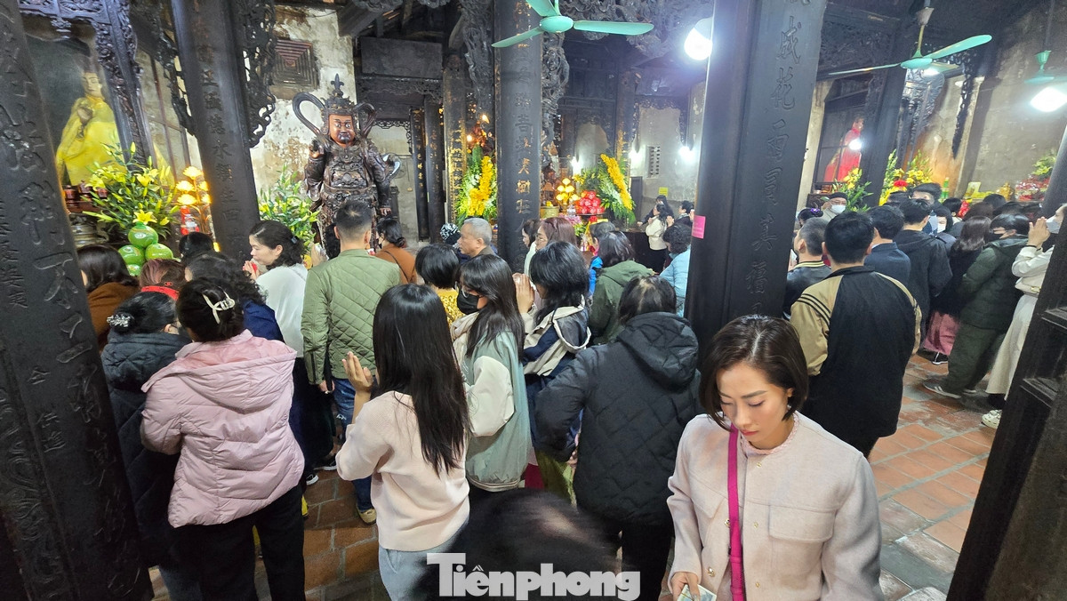 Ngày mùng 3 Tết, chùa Phúc Khánh trở thành điểm đến tâm linh hấp dẫn của người dân. Người dân đến chùa để lễ Phật, cầu nguyện và thể hiện lòng thành kính của mình.