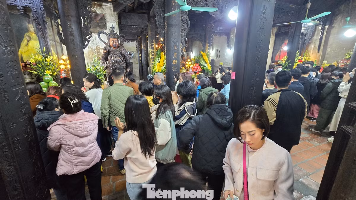 Ngày mùng 3 Tết, chùa Phúc Khánh trở thành điểm đến tâm linh hấp dẫn của người dân. Người dân đến chùa để lễ Phật, cầu nguyện và thể hiện lòng thành kính của mình.