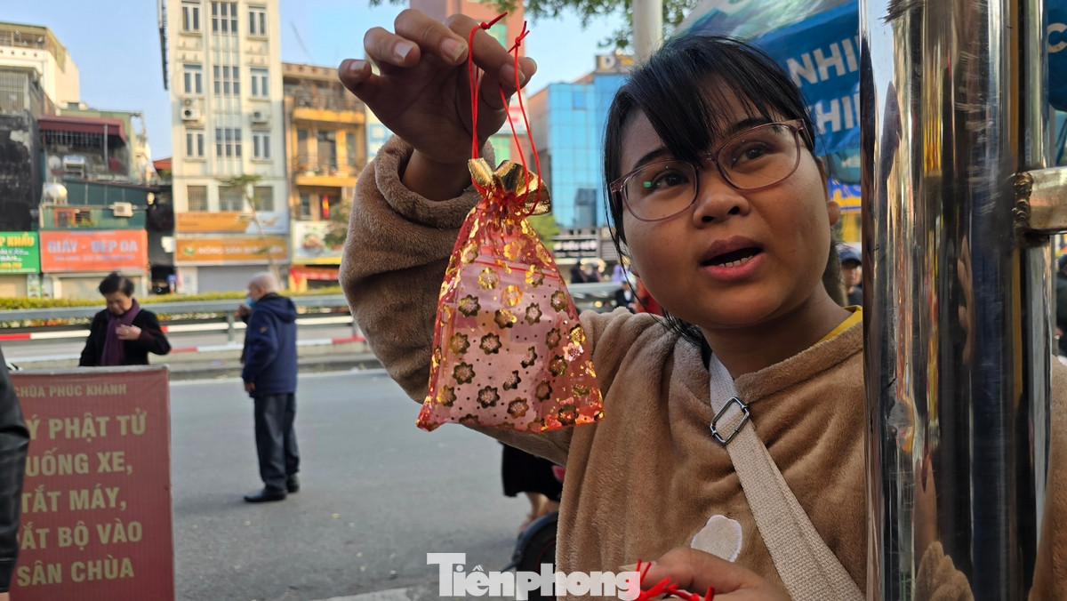 Khách đến lễ chùa không quên mua diêm, bật lửa và muối cầu may. Mua muối đầu năm là mong sự no ấm cho gia đình trong cả năm tới. Nét phong tục này đã được gìn giữ và trở thành quan niệm đẹp đẽ lâu đời của người Việt.