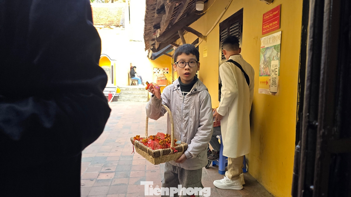 Khách đến lễ chùa không quên mua diêm, bật lửa và muối cầu may. Mua muối đầu năm là mong sự no ấm cho gia đình trong cả năm tới. Nét phong tục này đã được gìn giữ và trở thành quan niệm đẹp đẽ lâu đời của người Việt.