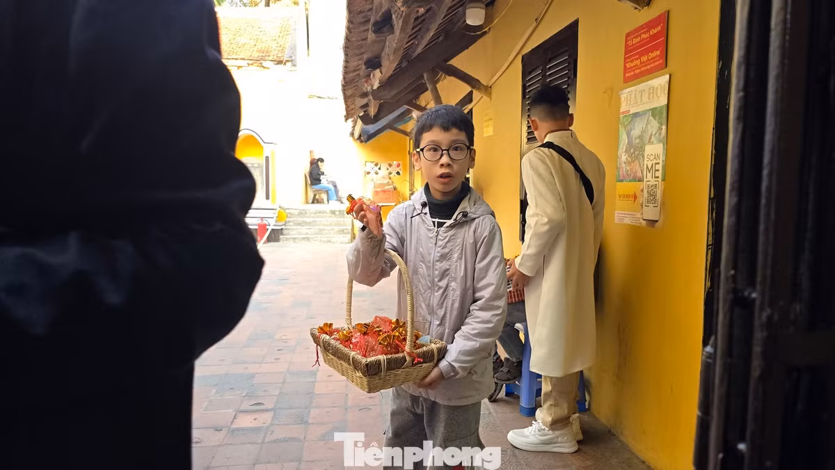 Khách đến lễ chùa không quên mua diêm, bật lửa và muối cầu may. Mua muối đầu năm là mong sự no ấm cho gia đình trong cả năm tới. Nét phong tục này đã được gìn giữ và trở thành quan niệm đẹp đẽ lâu đời của người Việt.