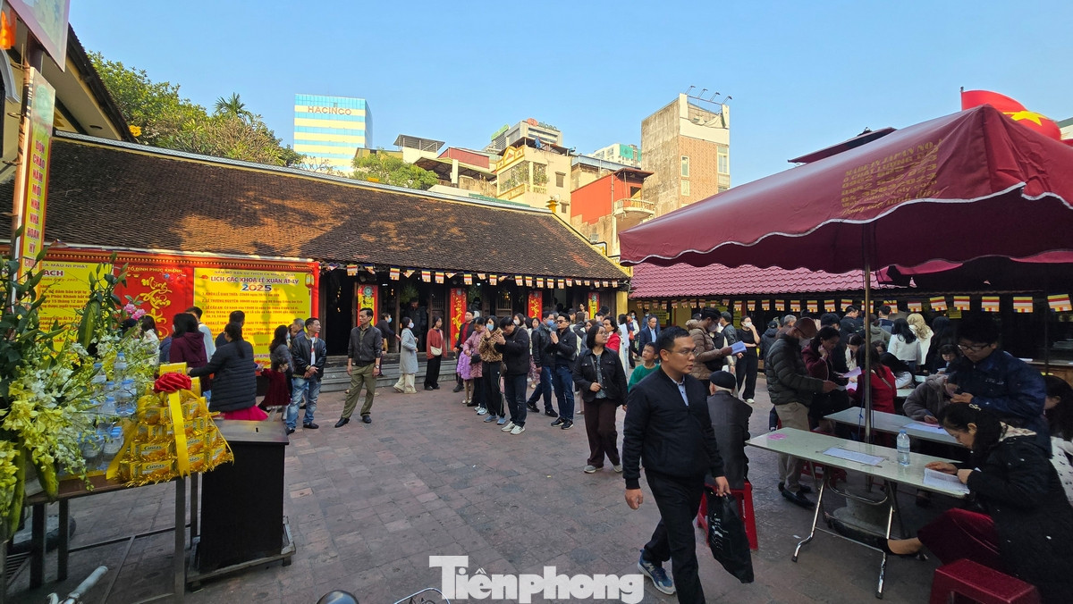 Dù thời tiết năm nay khá lạnh, nhưng trời khô ráo nên nhiều người vẫn chọn mặc áo dài đi lễ chùa, tạo nên nét đẹp thanh lịch đầu xuân. Ai nấy đều thành tâm hướng Phật, cầu mong cho mọi người trong gia đình năm mới an lành, gặp nhiều may mắn.