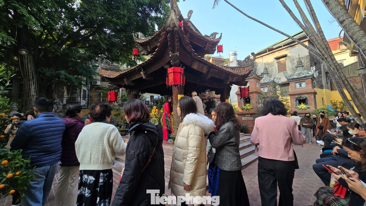 Chùa Phúc Khánh được xây dựng từ thế kỷ 15, dưới thời vua Lê Thánh Tông. Ban đầu, chùa có tên là "Phúc Khánh Tự", nghĩa là "chùa may mắn và hạnh phúc". Qua nhiều lần tu sửa và mở rộng, chùa Phúc Khánh đã trở thành một trong những ngôi chùa lớn và đẹp nhất ở Hà Nội.