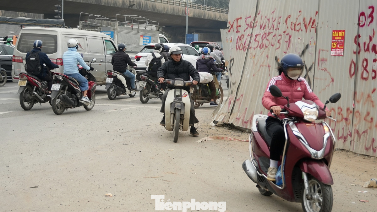 Việc đi ngược chiều trên đường có thể dẫn đến tai nạn nghiêm trọng. Theo ghi nhận của phóng viên báo Tiền Phong vào sáng nay (9/1), nhiều xe máy và cả ô tô "liều lĩnh" đi ngược chiều để tìm chỗ "xé rào" ra đường gom đại lộ Thăng Long.