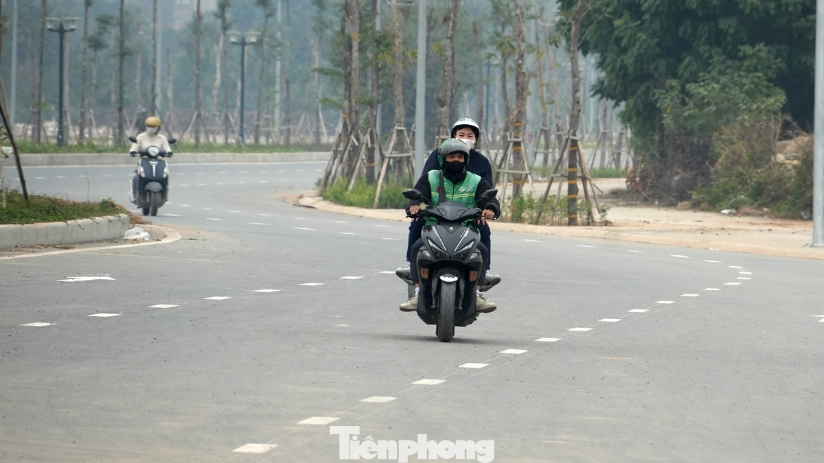 Việc đi ngược chiều trên đường có thể dẫn đến tai nạn nghiêm trọng. Theo ghi nhận của phóng viên báo Tiền Phong vào sáng nay (9/1), nhiều xe máy và cả ô tô "liều lĩnh" đi ngược chiều để tìm chỗ "xé rào" ra đường gom đại lộ Thăng Long.