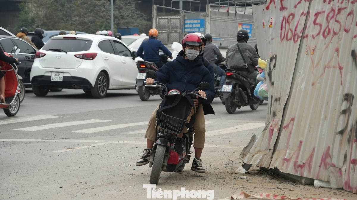 Việc đi ngược chiều trên đường có thể dẫn đến tai nạn nghiêm trọng. Theo ghi nhận của phóng viên báo Tiền Phong vào sáng nay (9/1), nhiều xe máy và cả ô tô "liều lĩnh" đi ngược chiều để tìm chỗ "xé rào" ra đường gom đại lộ Thăng Long.