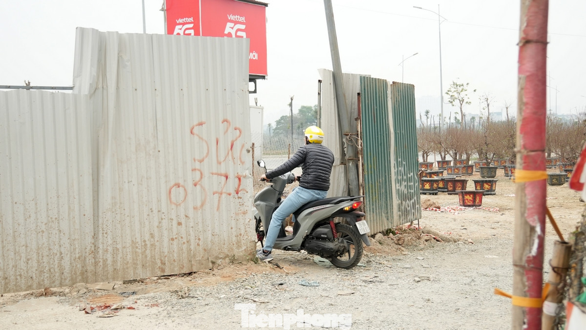 Dự án đường Lê Quang Đạo kéo dài kết nối 2 quận phía Tây Nam Hà Nội là Nam Từ Liêm và Hà Đông với vốn đầu tư hơn 700 tỷ đồng, đang tất bật thi công sau "lỡ hẹn" ngày thông xe vào ngày 10/10 vừa qua.