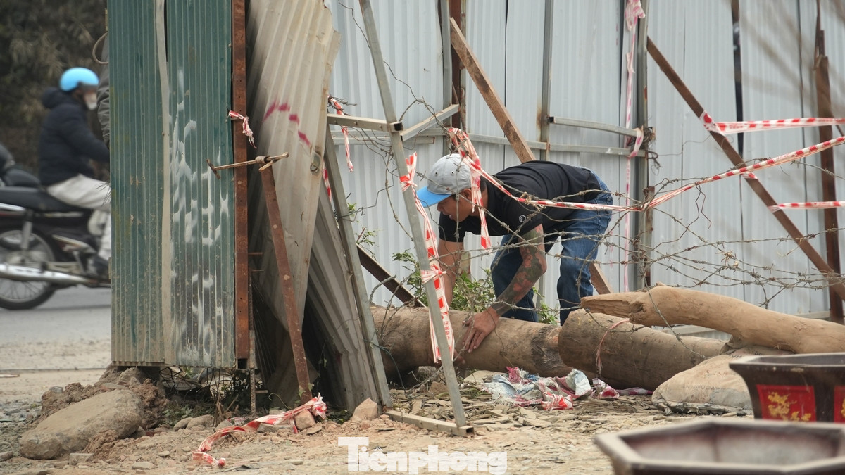 Để tránh ùn tắc và tiết kiệm thời gian, người dân đã tìm cách "xé rào" và đi ngược chiều trên đại lộ Thăng Long.