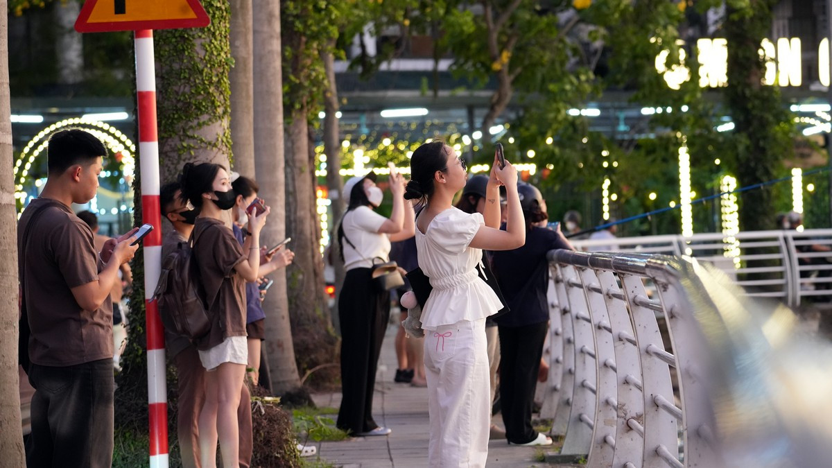 Với các cặp đôi hay nhóm bạn trẻ, chỉ cần chọn đúng chỗ ngồi và căn chỉnh góc chụp hợp lý là mỗi người có thể chụp được những bức ảnh đẹp cho riêng mình. Với những người lớn tuổi, bên cạnh rủ nhau ra hồ hóng gió, uống trà đá vỉa hè, nhâm nhi hạt dưa, đôi khi đạp xe dạo quanh cũng dần trở thành thói quen sau một ngày dài nhiều vất vả.