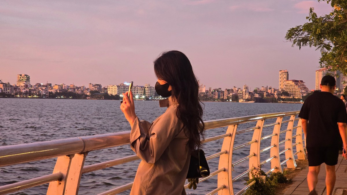 Theo kinh nghiệm của nhiều người dân Hà Nội, hoàng hôn Hồ Tây đẹp nhất vào khoảng từ 17h30-18h những ngày nắng to ít mây.