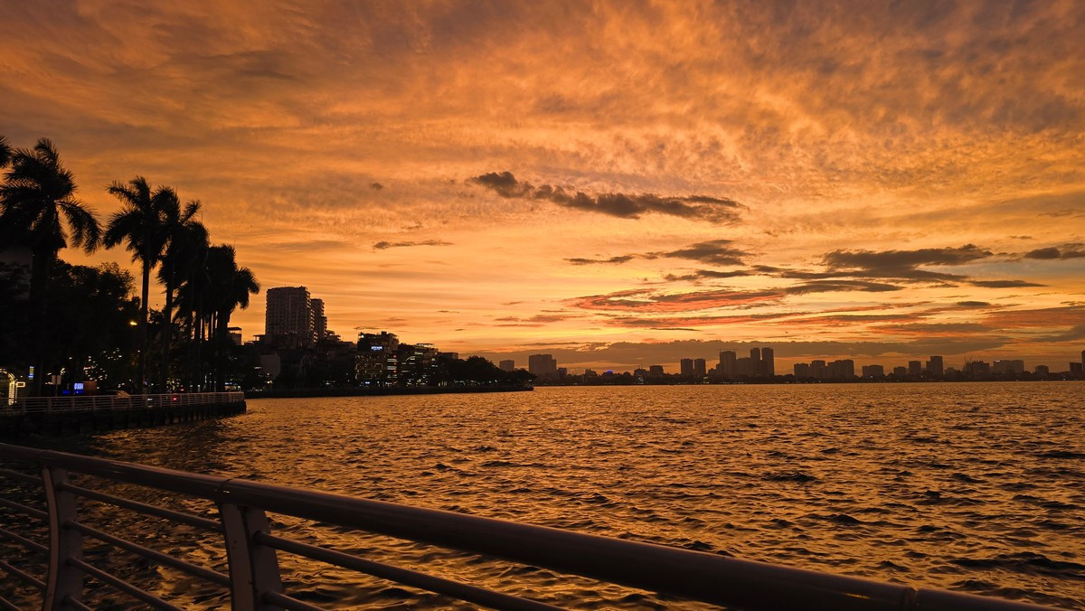 Giữa nội đô chật chội, đông đúc với nhiều nhà cao tầng, Hồ Tây là nơi hiếm hoi để người dân Hà Nội ngắm trọn vẹn hoàng hôn và tận hưởng không gian yên bình, thư thái. Cái nóng hầm hập, ngột ngạt của đô thị Hà Nội khi chiều về cũng được giảm nhiệt nhanh nhất có lẽ là ở Hồ Tây, bởi ở đây có sóng nước mênh mông, cây xanh bao phủ.