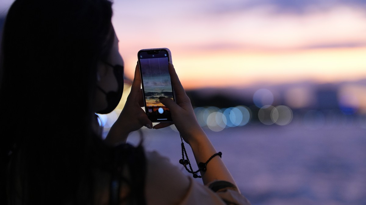 Ánh mặt trời đỏ rực hắt xuống mặt hồ tạo nên khung cảnh nên thơ và nhiều cảm xúc giữa chốn thị thành đông đúc. Chỉ qua góc máy từ điện thoại cũng có thể lưu lại khoảnh khắc hoàng hôn tuyệt đẹp này.