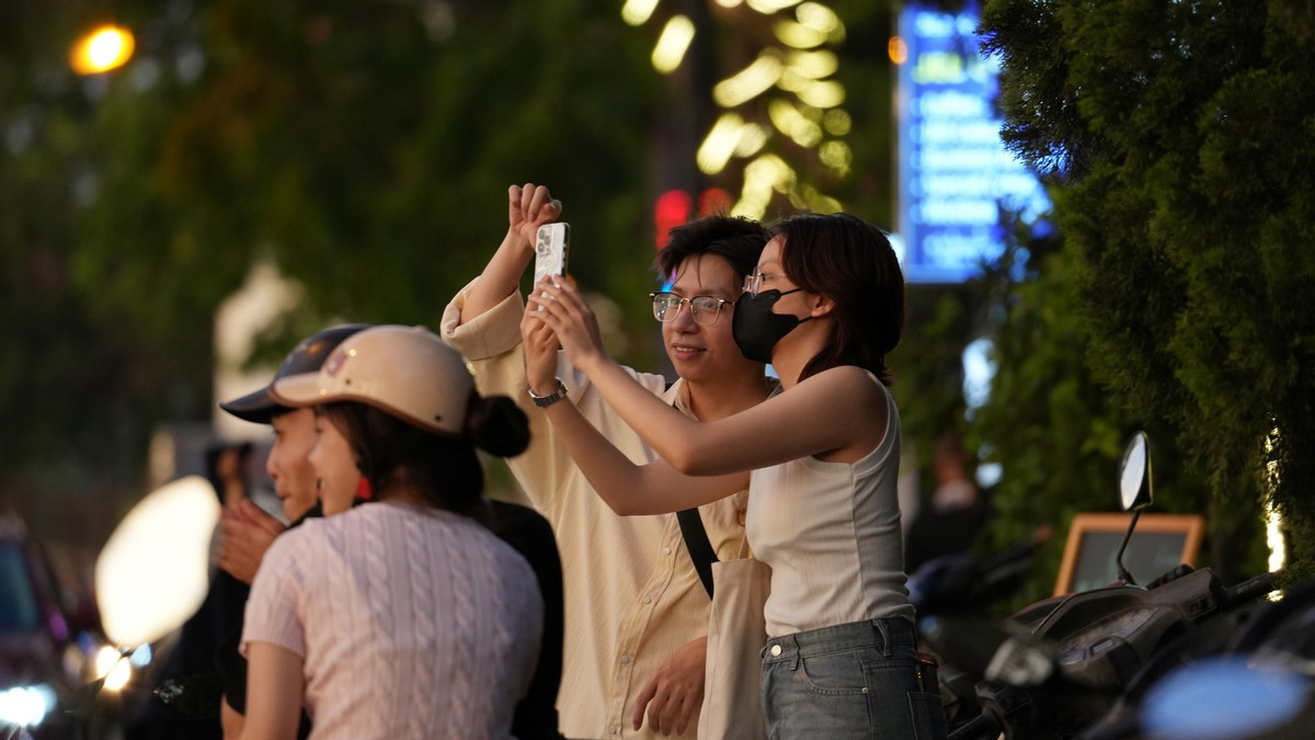 Với các cặp đôi hay nhóm bạn trẻ, chỉ cần chọn đúng chỗ ngồi và căn chỉnh góc chụp hợp lý là mỗi người có thể chụp được những bức ảnh đẹp cho riêng mình. Với những người lớn tuổi, bên cạnh rủ nhau ra hồ hóng gió, uống trà đá vỉa hè, nhâm nhi hạt dưa, đôi khi đạp xe dạo quanh cũng dần trở thành thói quen sau một ngày dài nhiều vất vả.