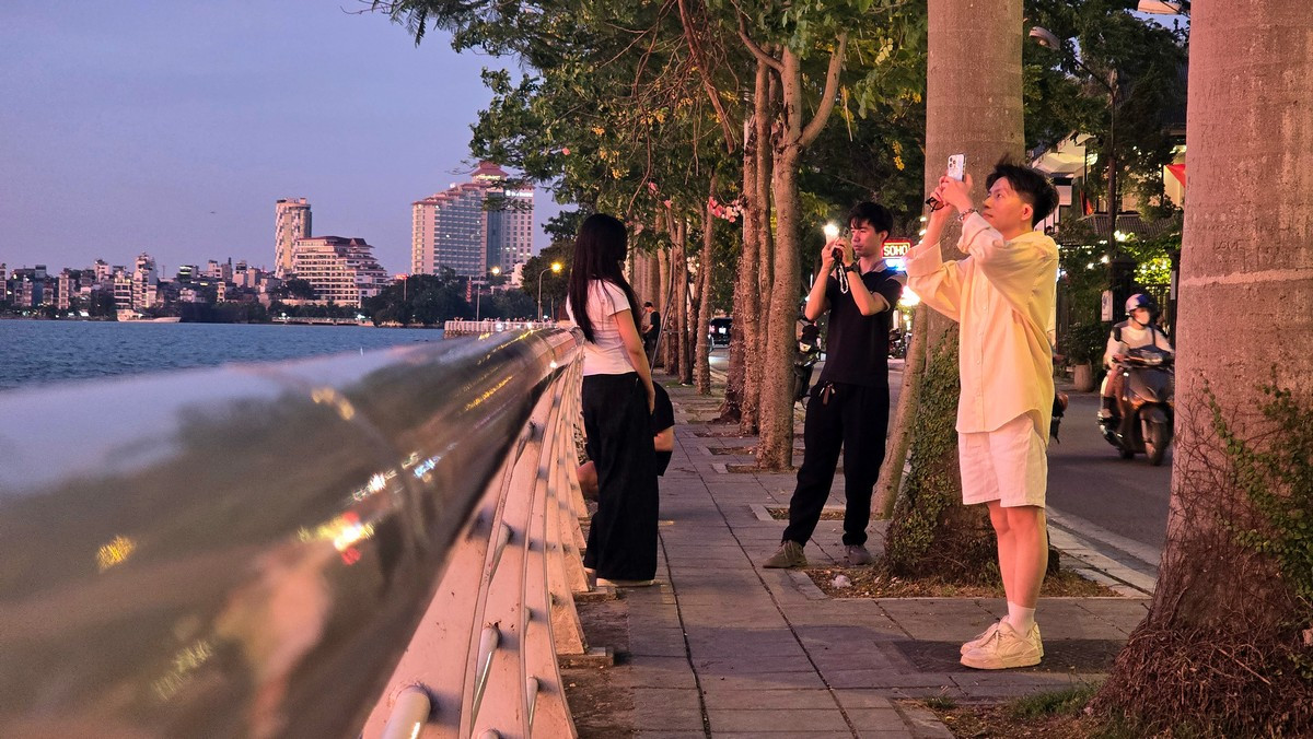 Do lượng người đổ về các con phố ven hồ Tây ngắm hoàng hôn thời gian này tăng cao nên nhiều hàng quán có vị trí đắc địa đông khách hơn.