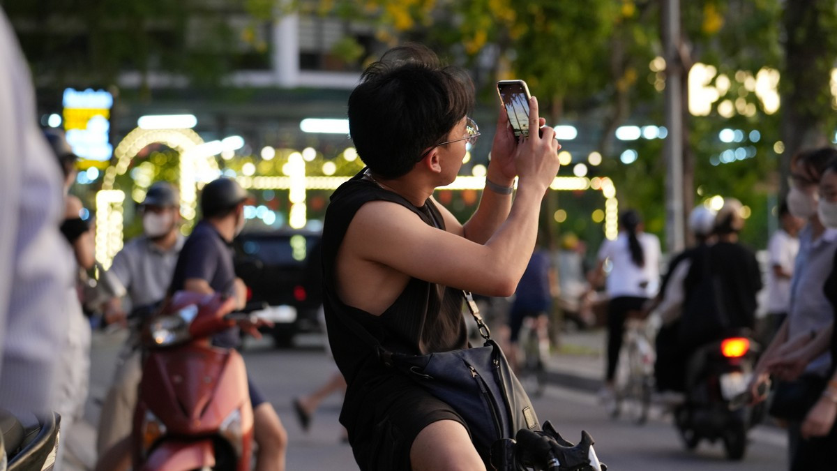 Một bạn trẻ đạp xe tập thể dục cũng không cưỡng lại được vẻ đẹp của hoàng hôn Hồ Tây nên đã dừng xe ghi lại khoảnh khắc đẹp.