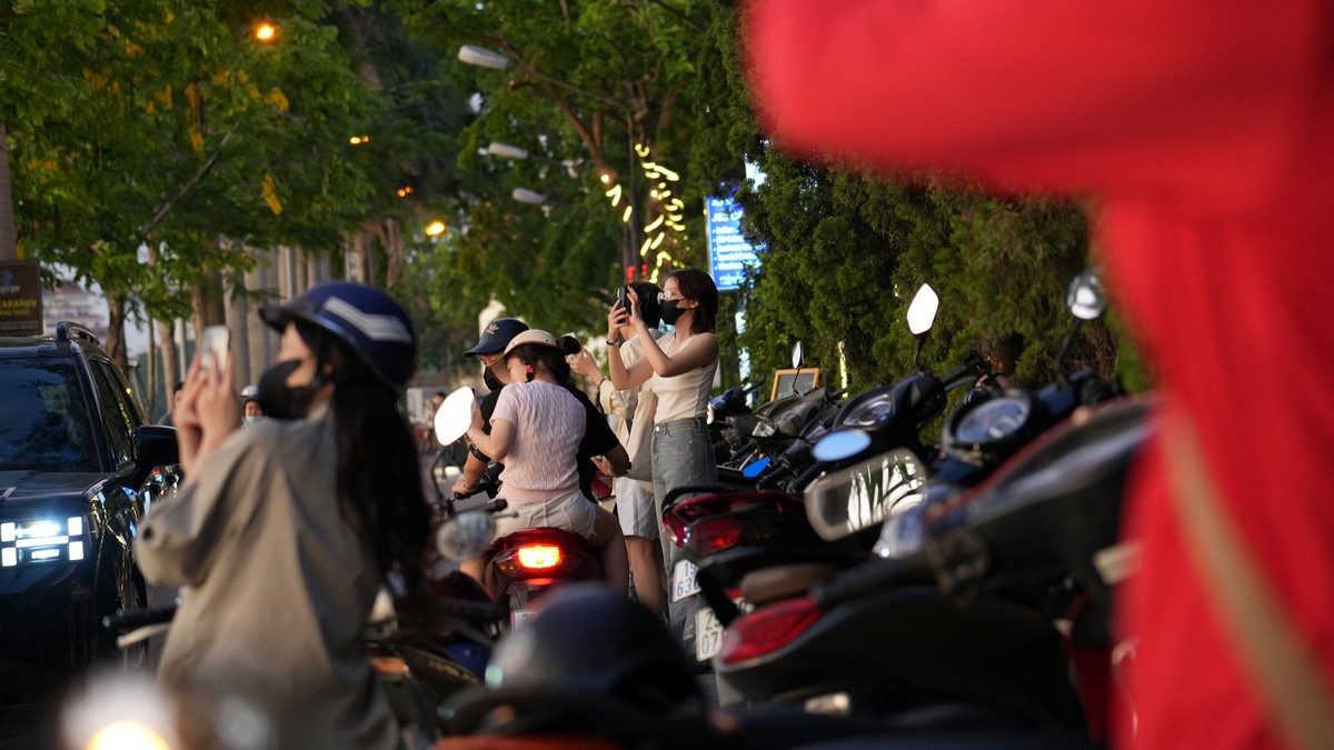 Có những thời điểm của buổi chiều nay, rất nhiều đoạn đường đã bị ùn tắc do nhiều người đang đi dừng phương tiện lại để chụp hình.