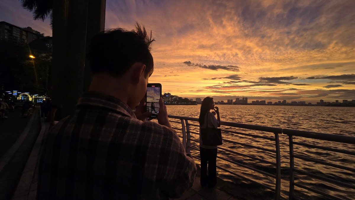 Ở Hồ Tây có khá nhiều góc chụp ảnh rất đẹp để săn hoàng hôn. Nhiều người như đã quen, sẽ dạo quanh những con đường bao quanh Hồ Tây như Thanh niên, Yên phụ, Nghi tàm, hay Quảng bá…