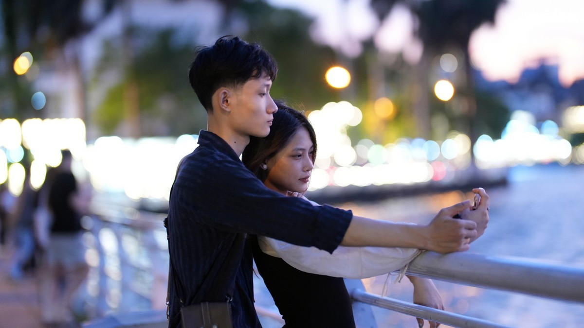 Do lượng người đổ về các con phố ven hồ Tây ngắm hoàng hôn thời gian này tăng cao nên nhiều hàng quán có vị trí đắc địa đông khách hơn.