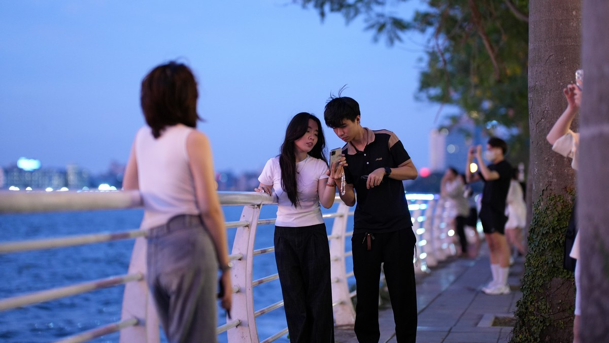 Do lượng người đổ về các con phố ven hồ Tây ngắm hoàng hôn thời gian này tăng cao nên nhiều hàng quán có vị trí đắc địa đông khách hơn.