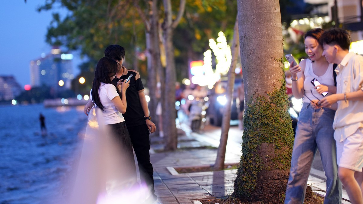 Ngoài trục đường Thanh Niên, những cung đường đi theo hướng Nghi Tàm đến đường Xuân Diệu, du khách đều có thể bắt trọn cảnh hoàng hôn.