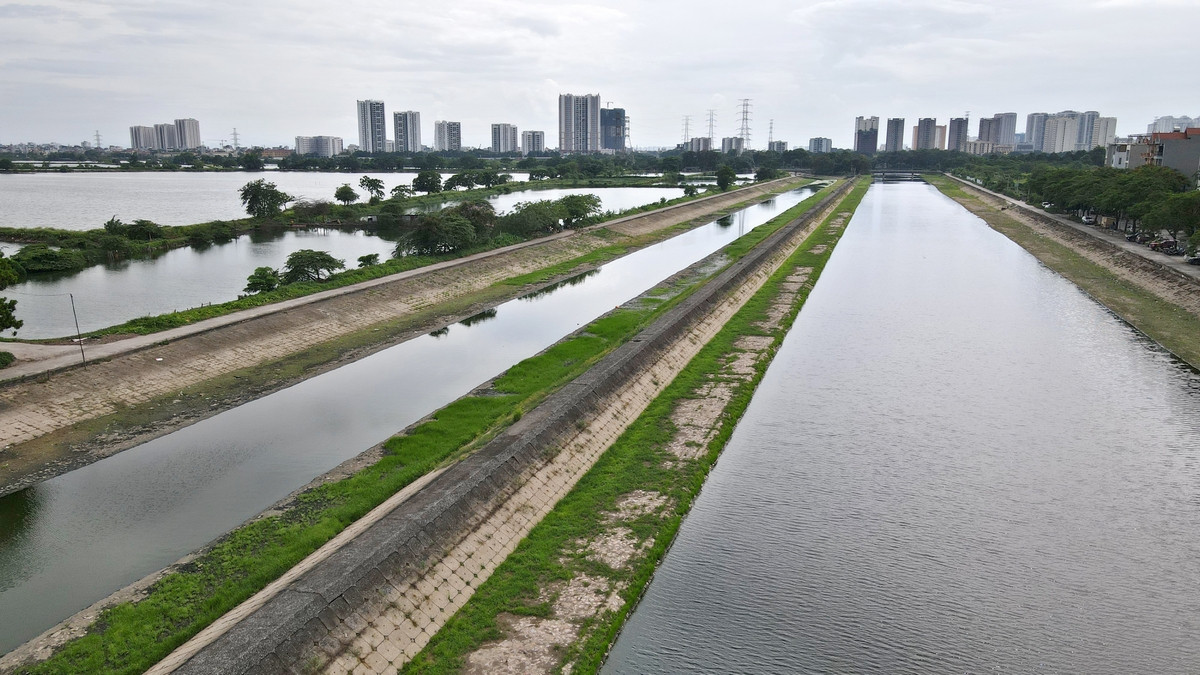 Trong đó cụm công trình đầu mối Yên Sở bao gồm trạm bơm và cống qua đê 45m3/s, kênh dẫn vào trạm bơm từ hồ và sông, kênh xả ra sông Hồng 90m3/s.