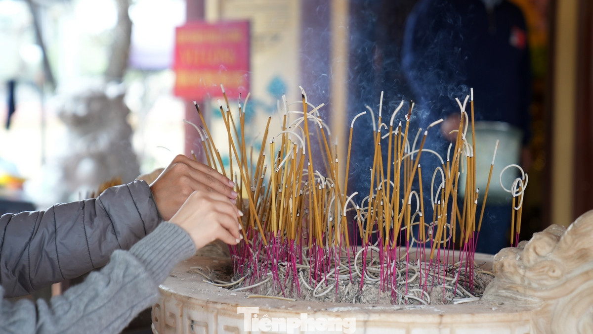 Ngôi đền cổ này còn được mệnh danh là ngôi đền linh ứng “cầu được ước thấy” tại vùng đất mỏ Quảng Ninh. Chính vì vậy con hương thập phương tới đền chiêm bái, cầu an, cầu may tấp nập quanh năm.