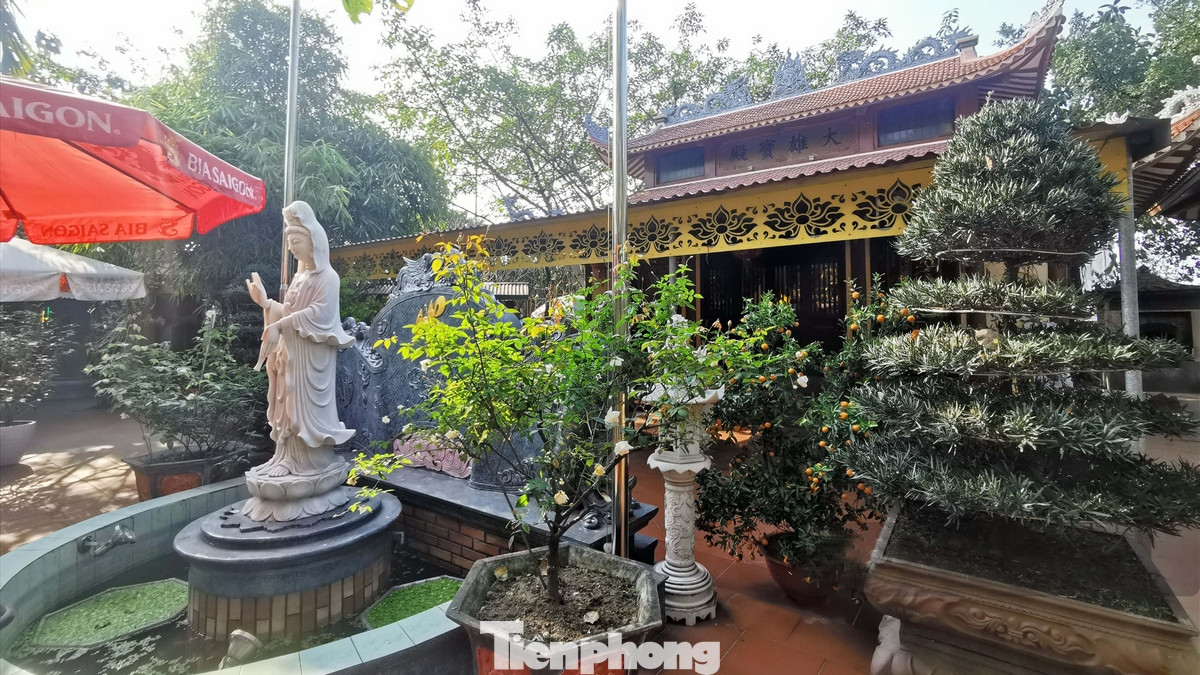 Đền Cái Lân tọa lạc trên địa bàn phường Bãi Cháy, thành phố Hạ Long, tỉnh Quảng Ninh. Đây là một trong những ngôi đền cổ nhất thờ Mẫu Đệ Tam, được nhân dân sùng bái và thờ tự hết sức uy nghi, trang nghiêm.