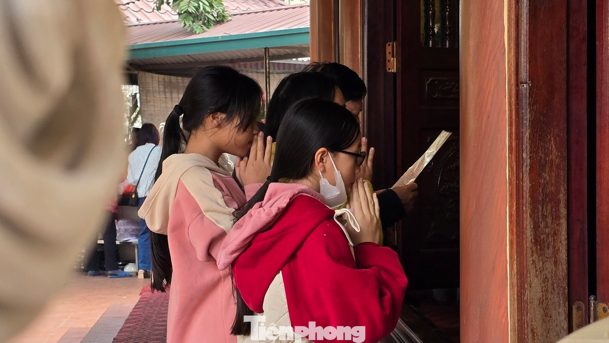 Ngày 2/2, tức mùng 5 Tết Ất Tỵ, rất nhiều người dân Quảng Ninh và một số tỉnh lân cận đã về đây thắp hương lễ bái đầu xuân.