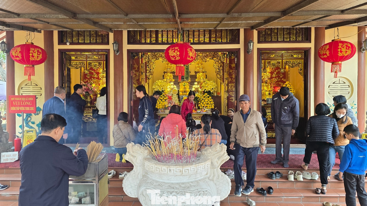 Ngày 2/2, tức mùng 5 Tết Ất Tỵ, rất nhiều người dân Quảng Ninh và một số tỉnh lân cận đã về đây thắp hương lễ bái đầu xuân.