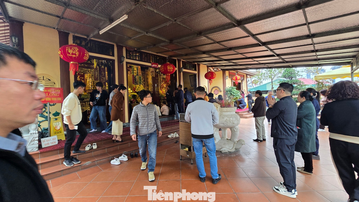 Ngày 2/2, tức mùng 5 Tết Ất Tỵ, rất nhiều người dân Quảng Ninh và một số tỉnh lân cận đã về đây thắp hương lễ bái đầu xuân.