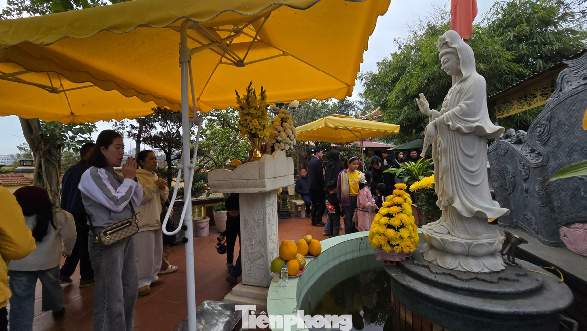 Không khí tại đền nhộn nhịp, với nhiều hoạt động văn hóa và tâm linh.