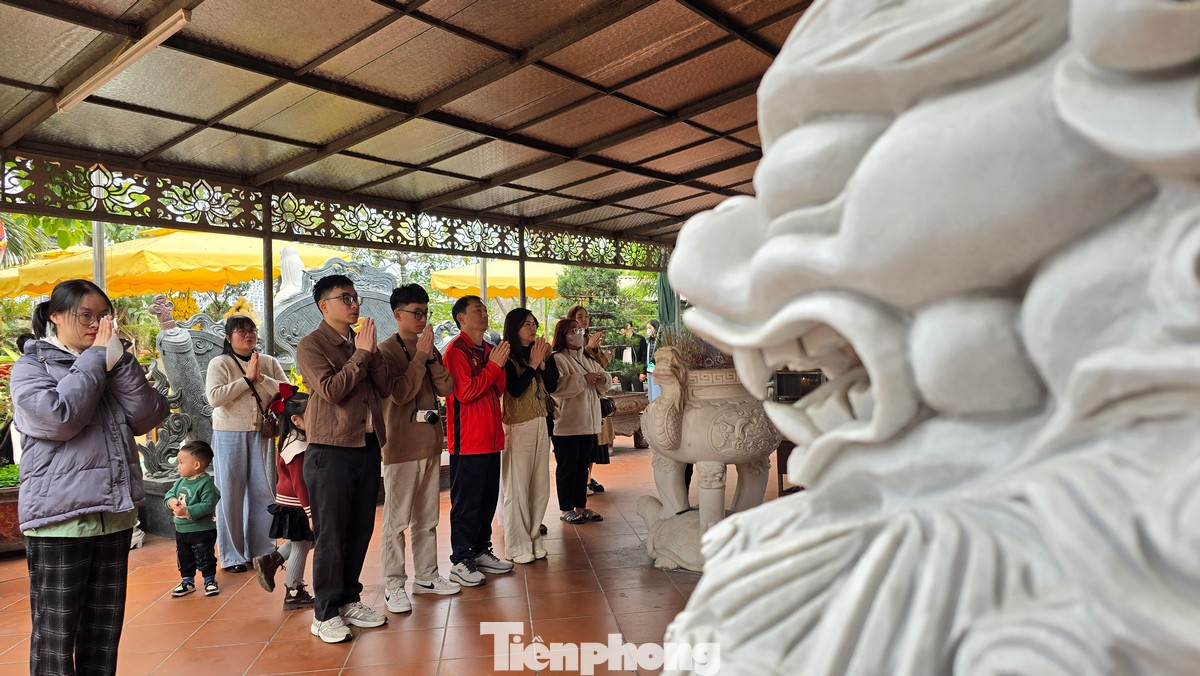 Ngày 2/2, tức mùng 5 Tết Ất Tỵ, rất nhiều người dân Quảng Ninh và một số tỉnh lân cận đã về đây thắp hương lễ bái đầu xuân.