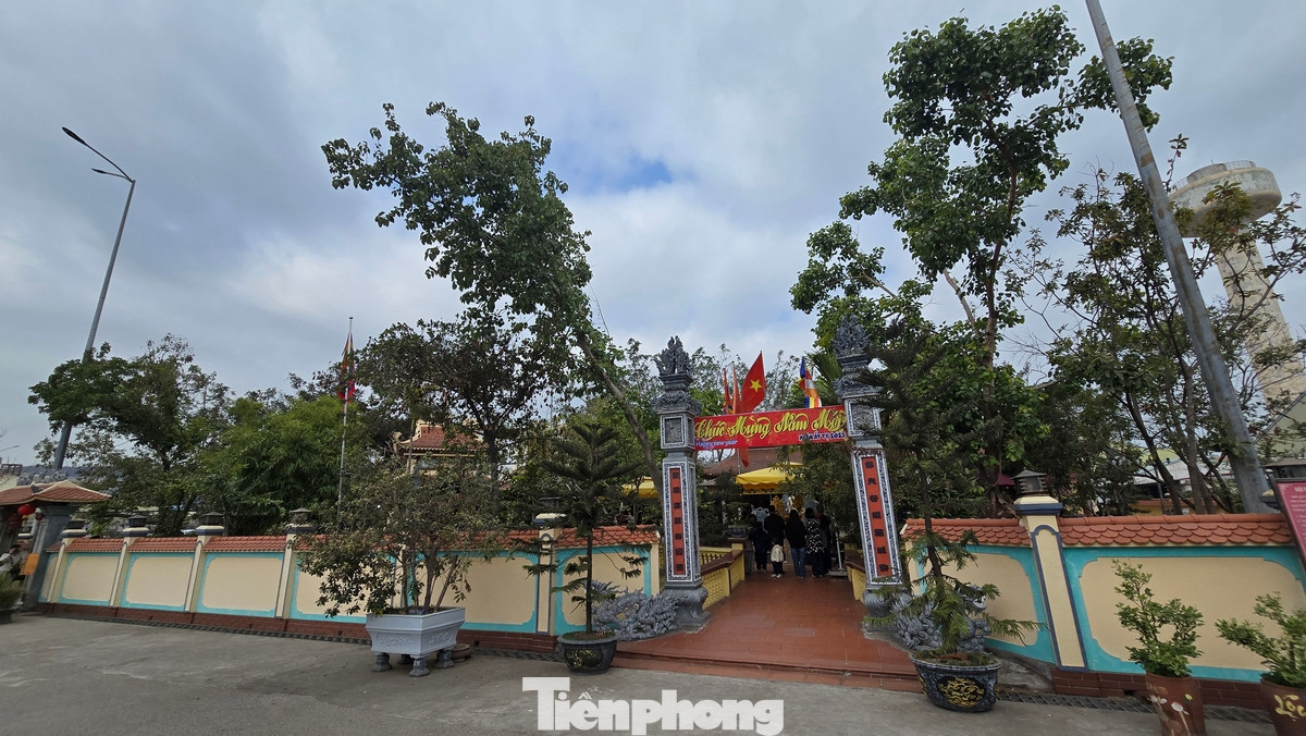 Không chỉ nổi danh khắp phương trên vùng đất Quảng Ninh, rất nhiều con hương phật tử đến hành hương chiêm bái ngôi đền cổ mang tên Cái Lân. Đặc biệt những ngày Tết, tuần rằm hay mùng một hàng tháng, đền luôn tấp nập người đến hương khói, thờ tự uy nghi.