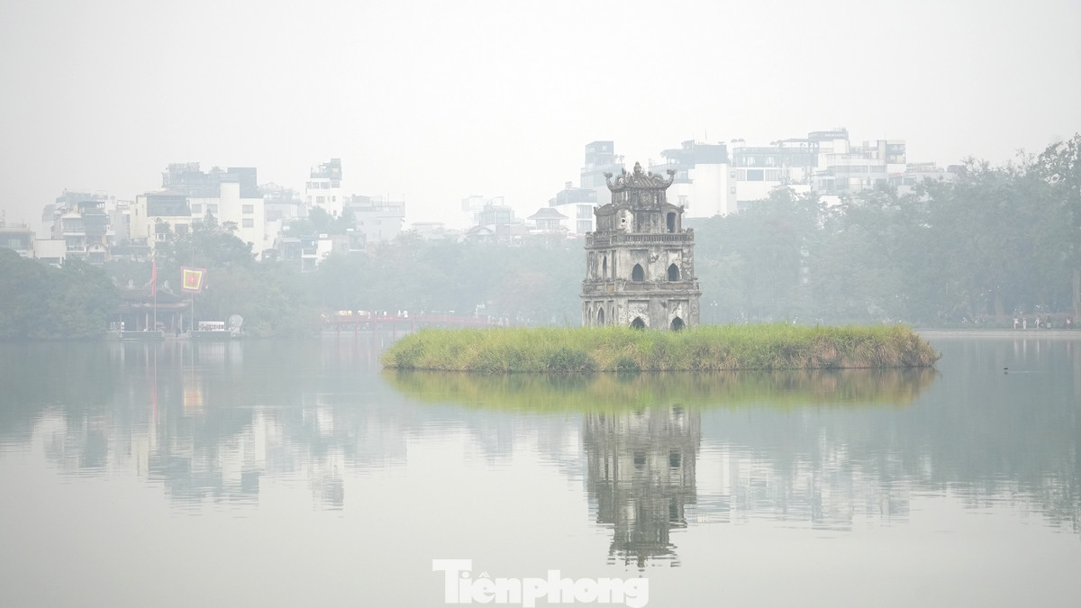 Ngay từ sáng 23 tháng Chạp, đúng ngày cúng ông Công ông Táo. Bầu trời Hà Nội vẫn trong cảnh mù sương; không khí u ám, ngột ngạt.