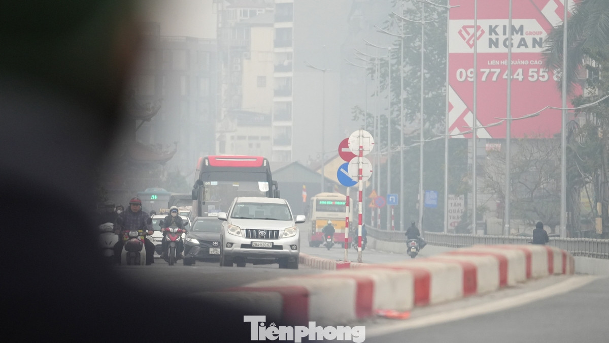 Tầm nhìn khi tham gia giao thông buổi sáng phần nào bị hạn chế do sương mù bao phủ.