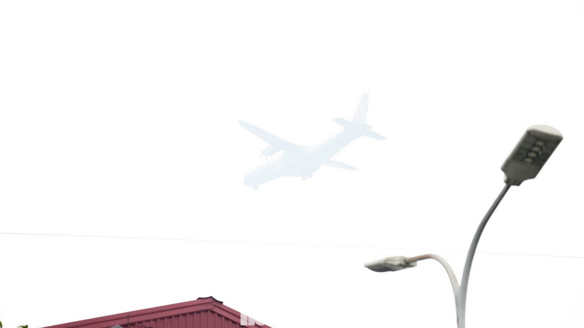 Chuyến bay khí tượng của không quân bay trên bầu trời Hà Nội.