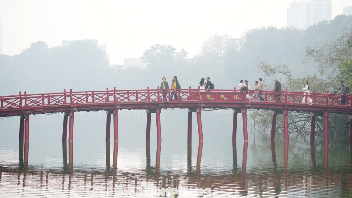 Ngay từ sáng 23 tháng Chạp, đúng ngày cúng ông Công ông Táo. Bầu trời Hà Nội vẫn trong cảnh mù sương; không khí u ám, ngột ngạt.