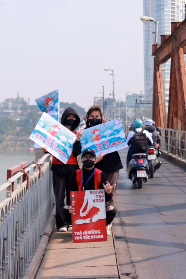 Năm nay, nhóm bạn trẻ mang tên "cá chép" tiếp tục thực hiện chương trình "Đường Táo quân", huy động được hơn 100 tình nguyện viên có mặt tại cầu Long Biên hỗ trợ người dân thả cá, thu gom túi nilon và tàn hương, qua đó, giúp người dân nâng cao ý thức và bảo vệ môi trường.