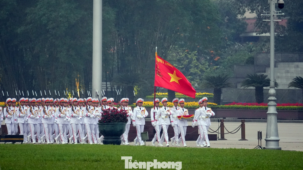 Đúng 5 giờ 50 phút sáng nay (4/4), tại Quảng trường Ba Đình, lễ thượng cờ diễn ra.