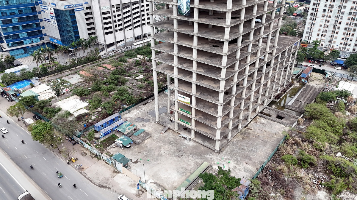 Ngày 6/12/2018, Thanh tra Bộ Xây dựng có Kết luận thanh tra số 552 thể hiện: “Vicem có sai phạm trong việc lựa chọn đơn vị tư vấn giám sát thiếu kinh nghiệm, chậm tiến độ các hợp đồng, giảm hiệu quả quản lý vốn Nhà nước. Đến ngày 31/12/2017, Vicem đã thanh toán và tạm ứng cho dự án số tiền 1.226,4 tỷ đồng. Ngày 30/05/2018, Bộ Xây dựng đã có văn bản số 1285 chỉ đạo Vicem lập phương án xử lý Trung tâm giao dịch điều hành; thuê đơn vị tư vấn định giá dự án làm cơ sở để Bộ Xây dựng xem xét, quyết định. Tuy nhiên, đến thời điểm thanh tra, Vicem chưa có phương án trình Bộ Xây dựng”.