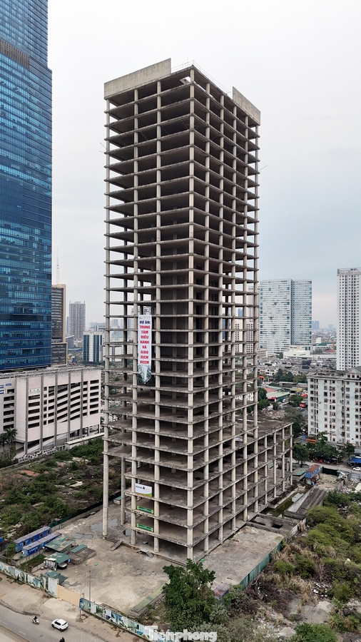 Tuy nhiên, từ năm 2015 đến nay dự án rơi vào cảnh “đắp chiếu”. Nhiều hạng mục của công trình bắt đầu có hiện tượng hoang hóa trầm trọng.