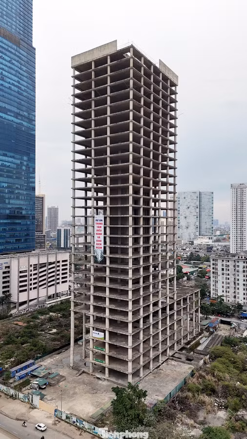 Tuy nhiên, từ năm 2015 đến nay dự án rơi vào cảnh “đắp chiếu”. Nhiều hạng mục của công trình bắt đầu có hiện tượng hoang hóa trầm trọng.