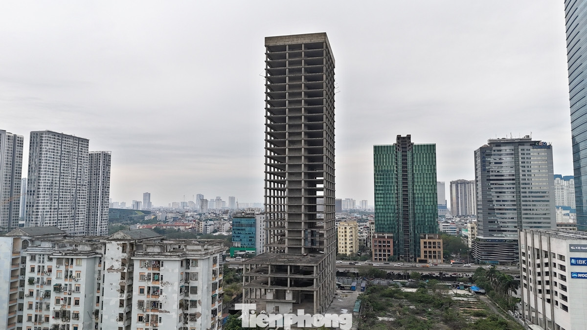 Thời kỳ ông Chung và ông Ngọc Anh làm lãnh đạo Vicem từ năm 2010, Hội đồng thành viên (HĐTV) Vicem ra Nghị quyết đầu tư Trung tâm điều hành và giao dịch Vicem (tòa nhà Vicem) tại đường Phạm Hùng, Từ Liêm, Hà Nội trên diện tích 8.476m2. Năm 2011, dự án được phê duyệt tổng mức đầu tư và phê duyệt 26 gói thầu. Tổng số tiền Vicem đã chi cho dự án 1.231 tỷ đồng.