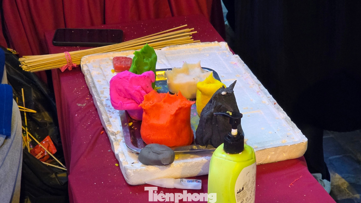 Hay các trò chơi cho người đi cùng hoặc trẻ nhỏ "giết thời gian" khi đợi người thân mua vàng Thần tài. Hay các trò chơi cho người đi cùng hoặc trẻ nhỏ "giết thời gian" khi đợi người thân mua vàng Thần tài.