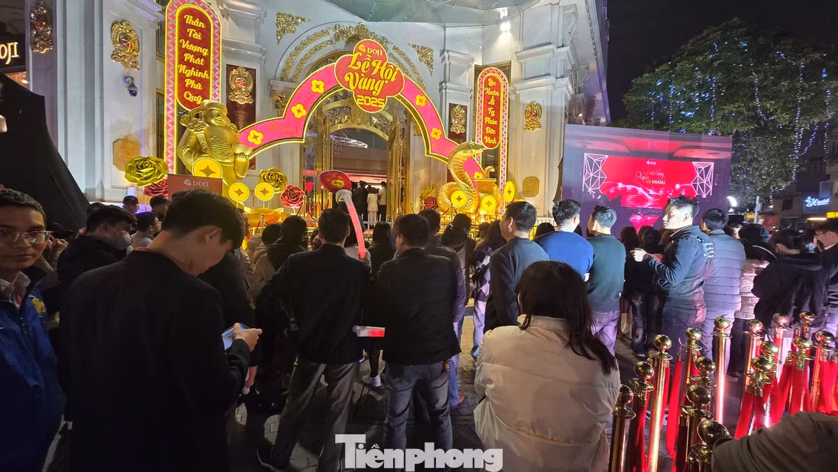 Thông tin từ một cửa hàng vàng cho biết, ngay từ hôm qua, lượng khách tới mua vàng đã rất đông, riêng ngày 4/2 ước tính khoảng 300-350 khách. Hôm nay, từ 9h sáng đã kín chỗ ngồi chờ. Thông tin từ một cửa hàng vàng cho biết, ngay từ hôm qua, lượng khách tới mua vàng đã rất đông, riêng ngày 4/2 ước tính khoảng 300-350 khách. Hôm nay, từ 9h sáng đã kín chỗ ngồi chờ.