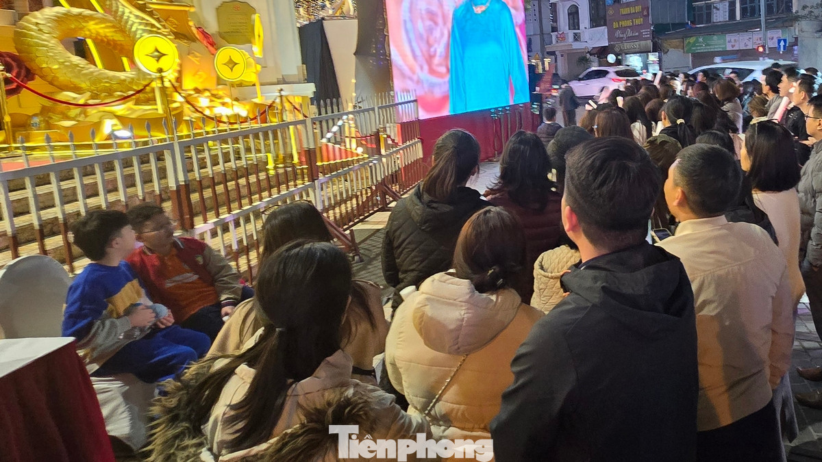 Do lo ngại lượng khách vào cửa hàng cũng một thời điểm quá đông. Cửa hàng này còn bố trí cả hàng rào thép để điều tiết số lượng khách hàng vào mua vàng. Do lo ngại lượng khách vào cửa hàng cũng một thời điểm quá đông. Cửa hàng này còn bố trí cả hàng rào thép để điều tiết số lượng khách hàng vào mua vàng.