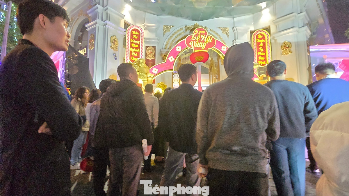 Ghi nhận tại một số cơ sở kinh doanh vàng bạc đá quý tại khu vực trung tâm Hà Nội, rất đông người dân xếp hàng mua vàng trước ngày vía Thần tài. Ghi nhận tại một số cơ sở kinh doanh vàng bạc đá quý tại khu vực trung tâm Hà Nội, rất đông người dân xếp hàng mua vàng trước ngày vía Thần tài.